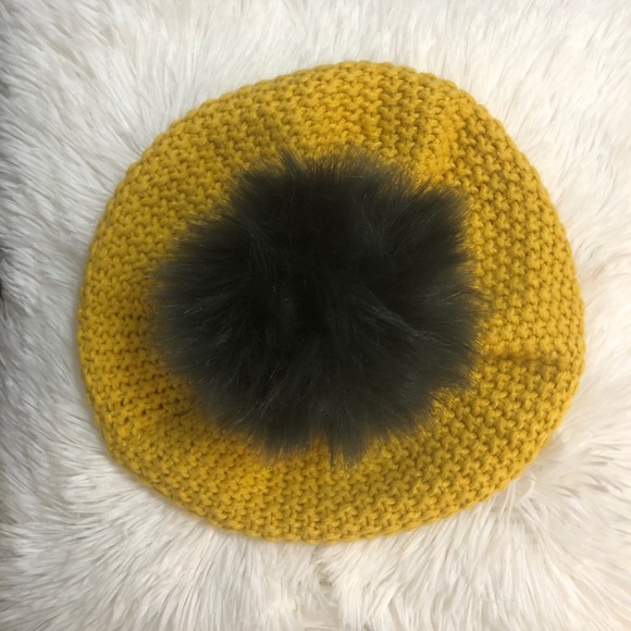 Norla Canada knit baret beanie hat with pom - Picture 5 of 6